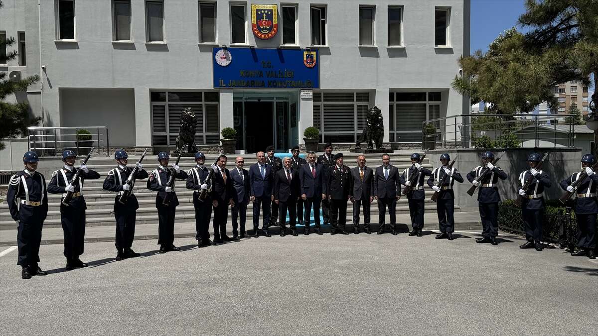 Bakan Çiftçi baba ocağı Konya’da! Emniyet ve jandarma personeliyle bayramlaştı 1